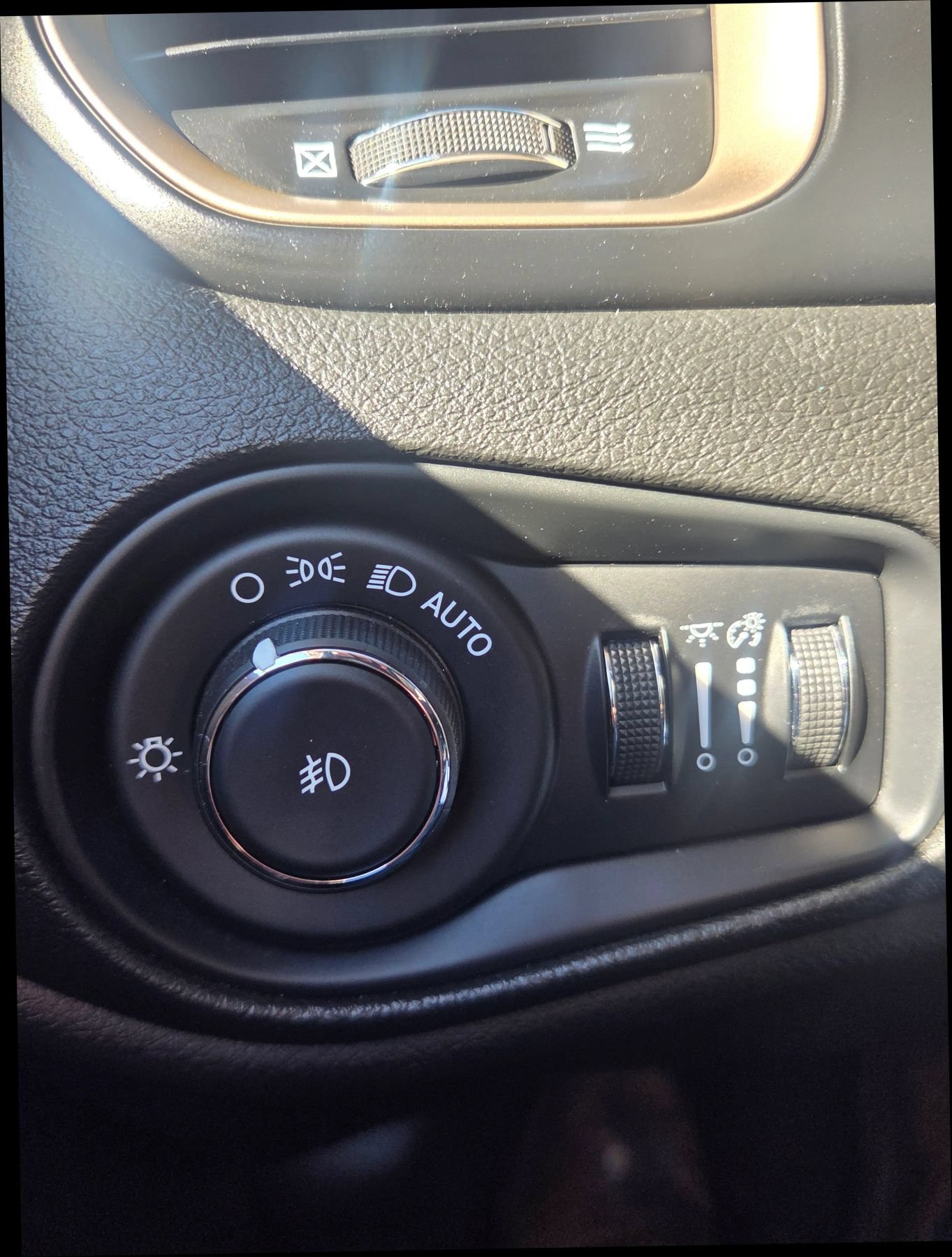 Used 2016 Jeep Renegade Latitude AWD/4WD image 19