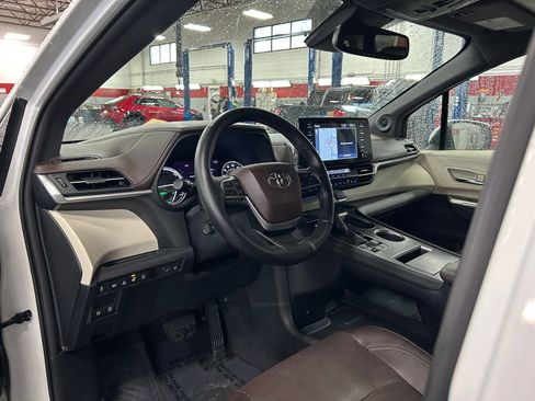 Used 2023 Toyota Sienna Platinum AWD/4WD image 11