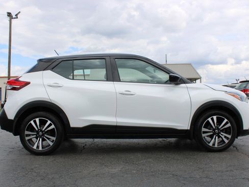 Used 2019 Nissan Kicks SV image 3