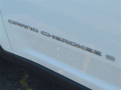 Used 2025 Jeep Grand Cherokee Laredo image 13