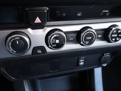 Used 2016 Toyota Tacoma SR AWD/4WD image 33