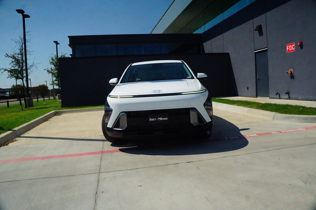 New 2027 Hyundai Kona SE FWD image 2