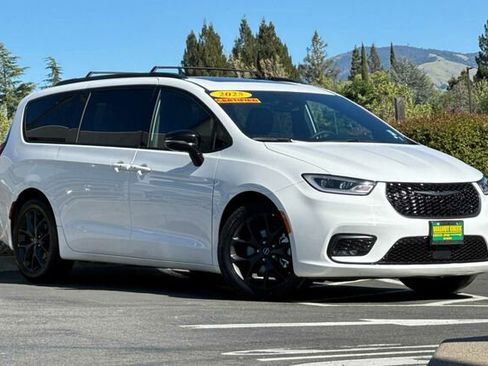 Certified 2025 Chrysler Pacifica Limited FWD image 2