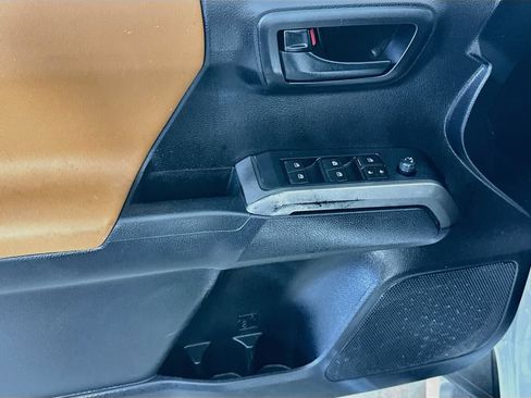 Used 2020 Toyota Tacoma SR5 RWD image 21