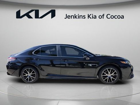 Used 2022 Toyota Camry SE FWD image 3
