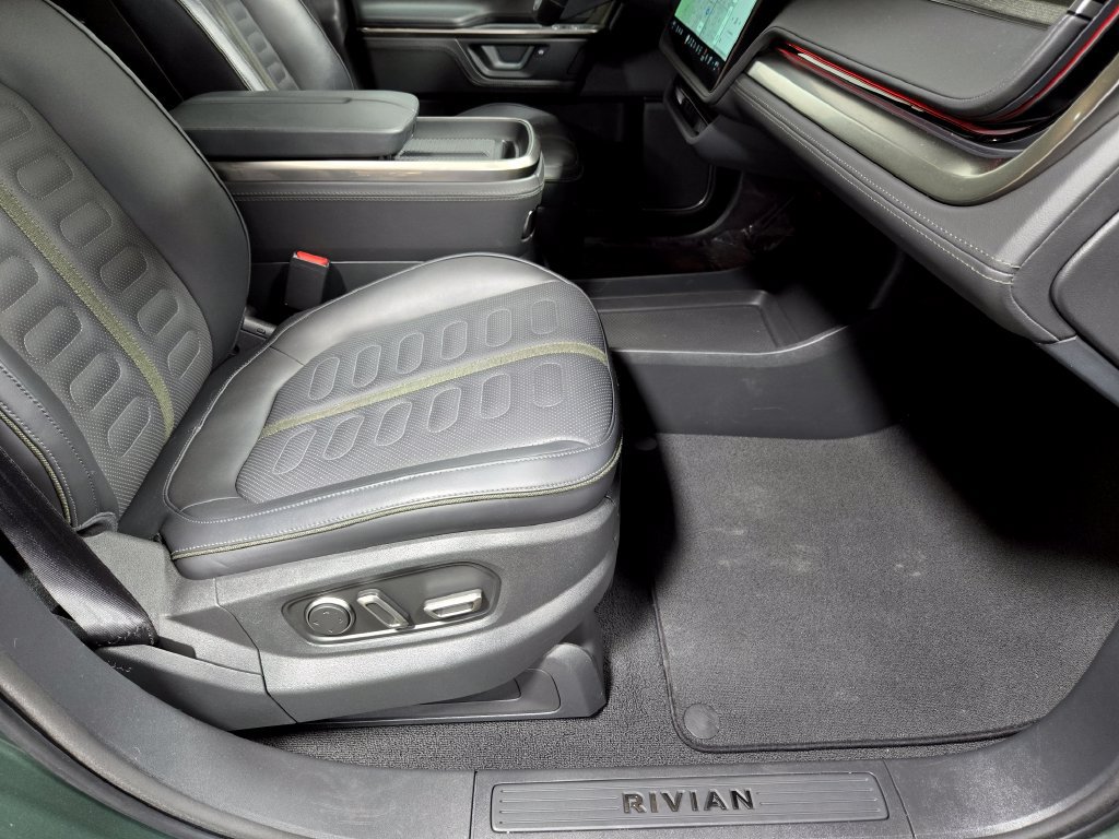 Used 2025 Rivian R1S Adventure Dual AWD/4WD image 53