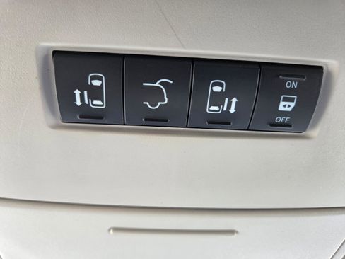 Used 2011 Chrysler Town & Country Touring-L w/ Driver Convenience Group FWD image 11