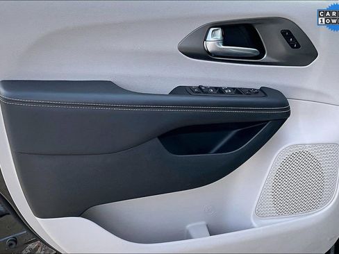 Used 2024 Chrysler Pacifica Touring-L image 22