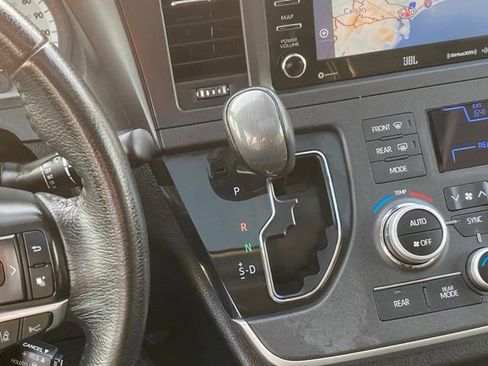 Used 2020 Toyota Sienna SE w/ SE Preferred Package FWD image 16