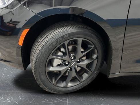 Used 2023 Chrysler Pacifica Touring-L w/ S Appearance Package AWD/4WD image 36