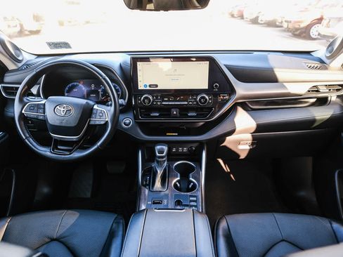 Used 2023 Toyota Highlander Limited FWD image 14