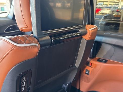 Used 2024 Chrysler Pacifica Pinnacle w/ Trailer Tow Group image 30