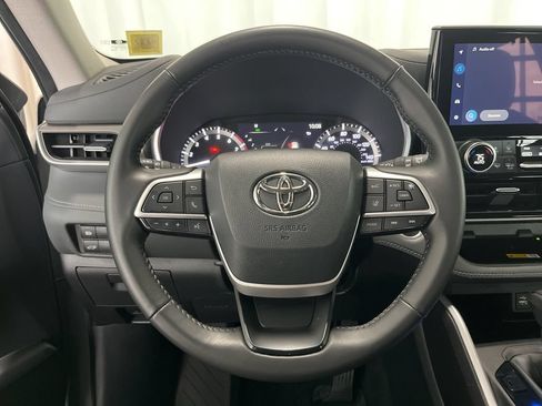 Used 2024 Toyota Highlander XLE AWD/4WD image 6