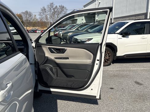 Certified 2025 Subaru Forester Premium image 29