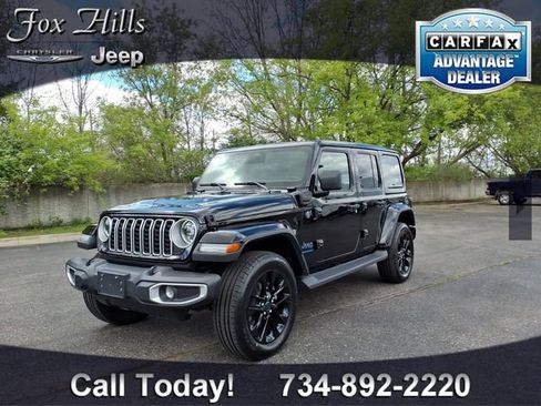 Used 2025 Jeep Wrangler Unlimited Sahara AWD/4WD image 3
