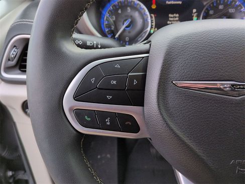 Used 2023 Chrysler Pacifica Touring-L image 19