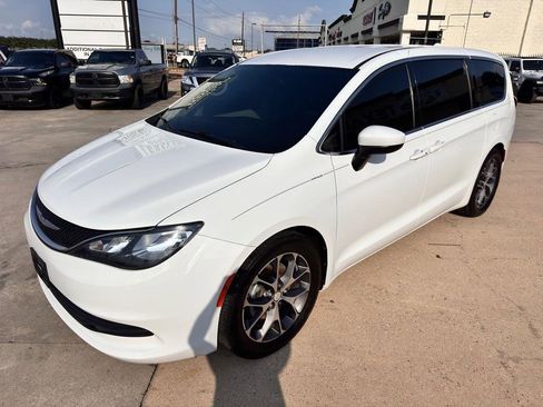 Used 2017 Chrysler Pacifica LX FWD image 6