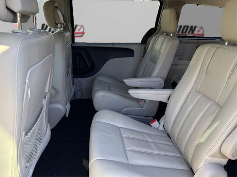 Used 2012 Chrysler Town & Country Touring-L w/ Driver Convenience Group image 10