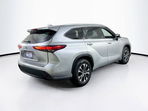 Used 2022 Toyota Highlander XLE FWD image 5