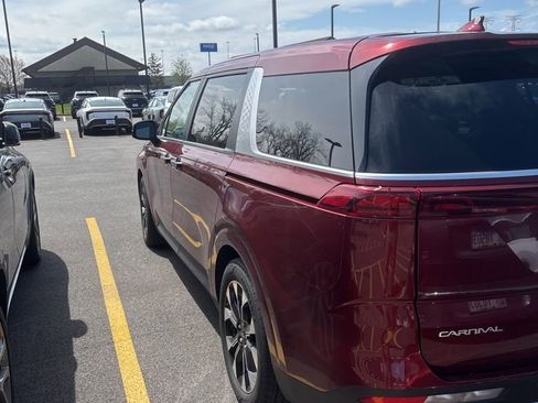 Used 2024 Kia Carnival EX image 4