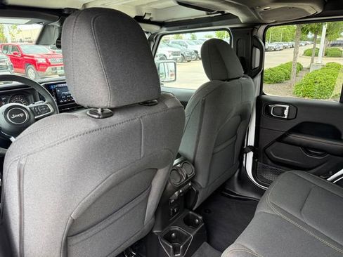 Used 2025 Jeep Wrangler Unlimited Sahara AWD/4WD image 23