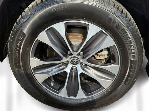 Used 2020 Toyota Highlander XLE AWD/4WD image 10