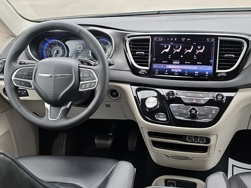 Certified 2023 Chrysler Pacifica Touring-L FWD image 24