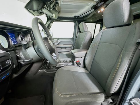 Used 2025 Jeep Wrangler Sahara image 13