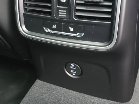 Certified 2024 Porsche Macan S image 33