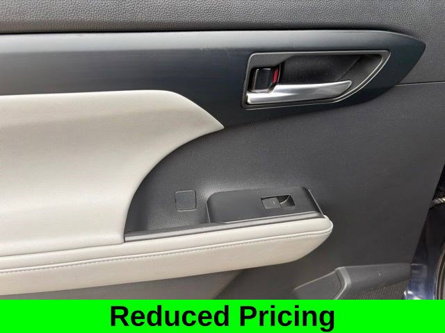 Used 2020 Toyota Highlander XLE AWD/4WD image 34