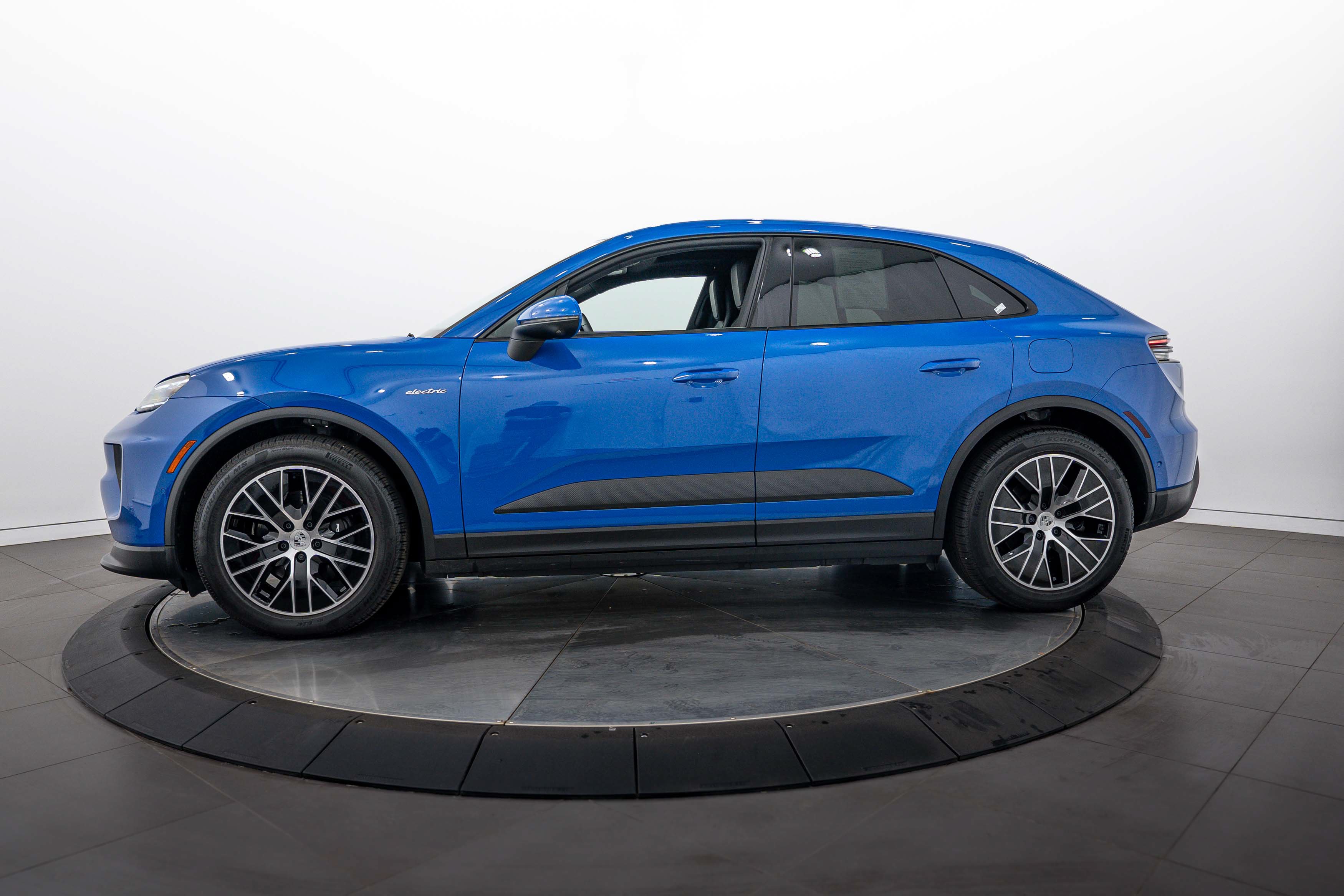 Certified 2026 Porsche Macan 4 Electric AWD/4WD image 2