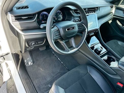 Used 2025 Jeep Grand Cherokee Altitude RWD image 10