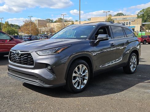 Used 2021 Toyota Highlander Limited image 3