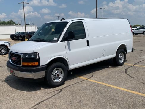 New 2025 GMC Savana 2500 RWD image 28