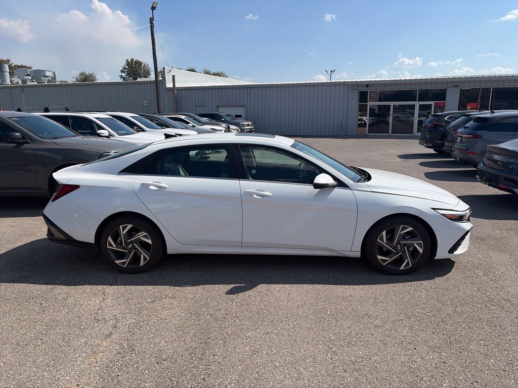 Used 2025 Hyundai Elantra Limited FWD image 7