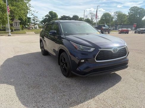 Used 2022 Toyota Highlander LE AWD/4WD image 1