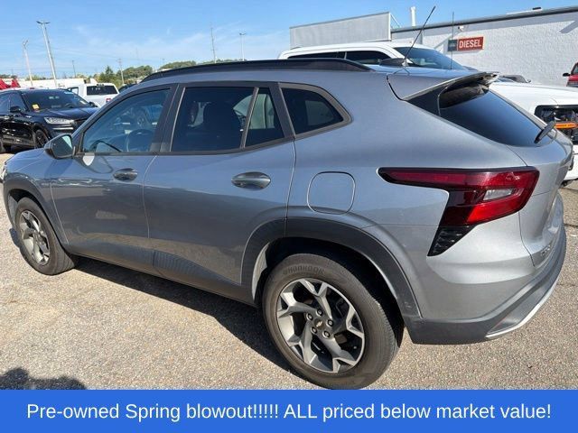 Used 2024 Chevrolet Trax LT w/ Sunroof Package FWD image 4