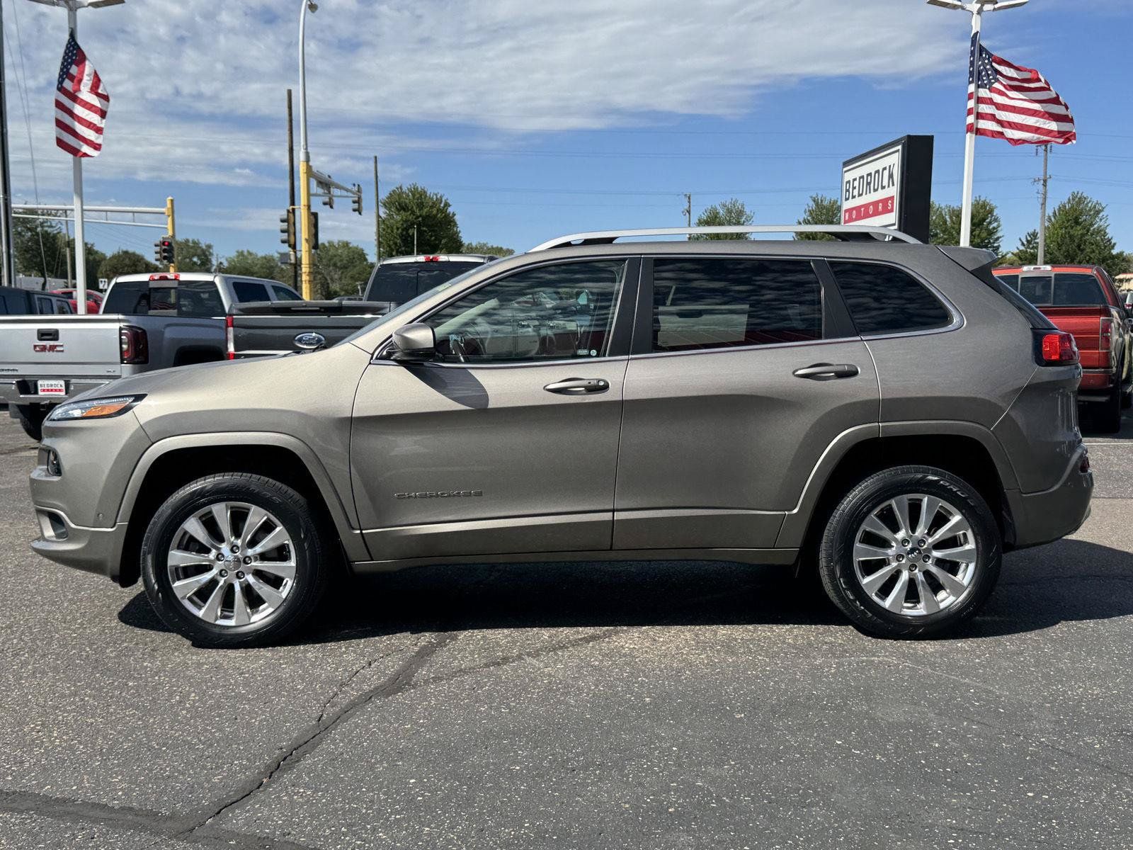 Used 2017 Jeep Cherokee Overland w/ Technology Group AWD/4WD image 4