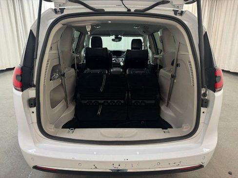 Used 2024 Chrysler Pacifica Touring-L image 28