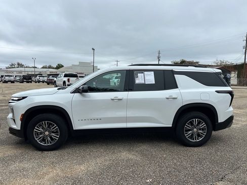 Used 2025 Chevrolet Traverse LT image 3