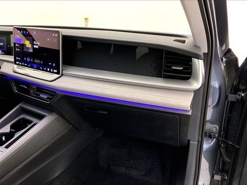 Used 2025 Volkswagen Tiguan SE w/ Panoramic Sunroof Package image 16