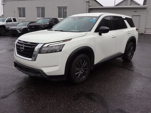 Used 2023 Nissan Pathfinder S AWD/4WD image 2
