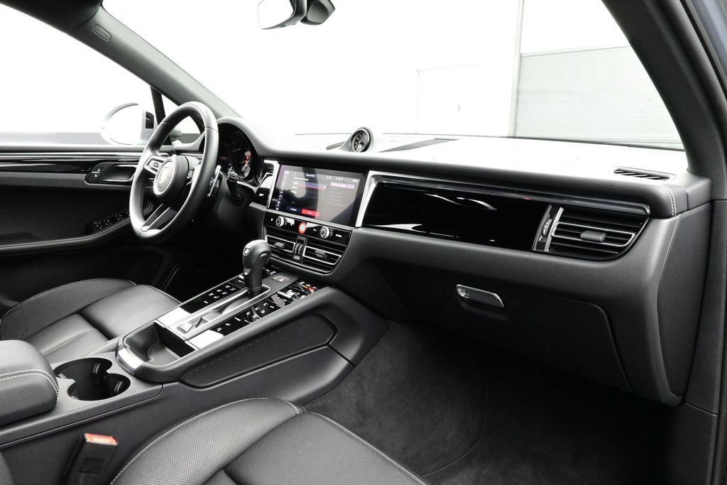 Certified 2025 Porsche Macan AWD/4WD image 19
