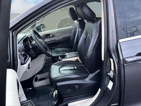 Used 2022 Chrysler Pacifica Touring-L image 11