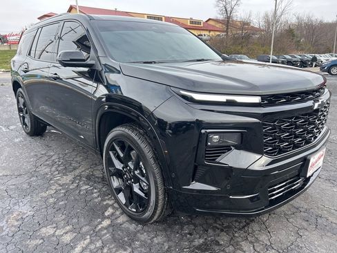 Used 2025 Chevrolet Traverse RS image 3