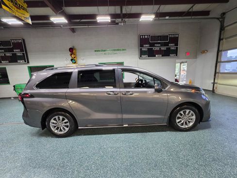 Used 2024 Toyota Sienna XLE FWD image 5