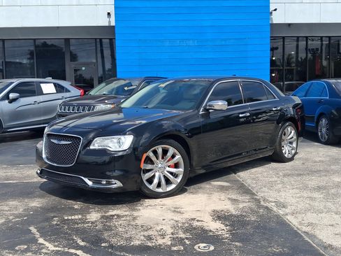 Used 2019 Chrysler 300 Limited RWD image 2