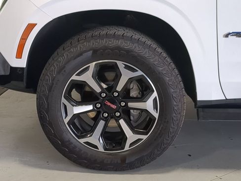 Used 2025 GMC Yukon AT4 w/ AT4 Premium Package AWD/4WD image 17