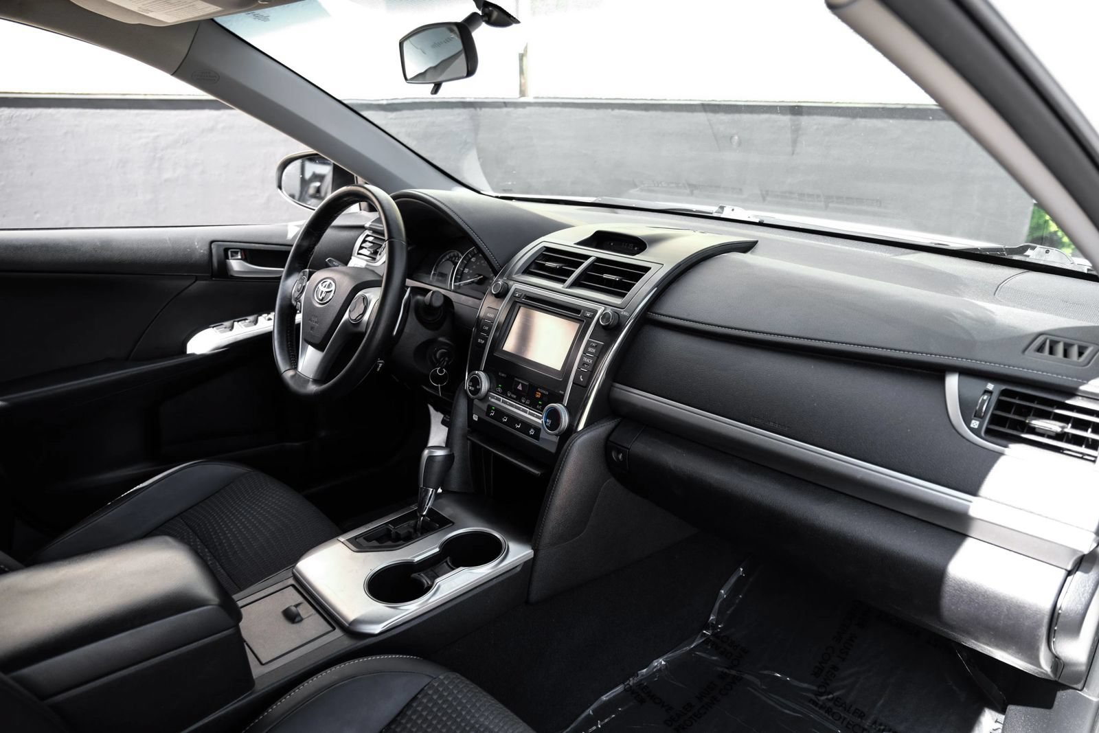 Used 2014 Toyota Camry SE FWD image 11