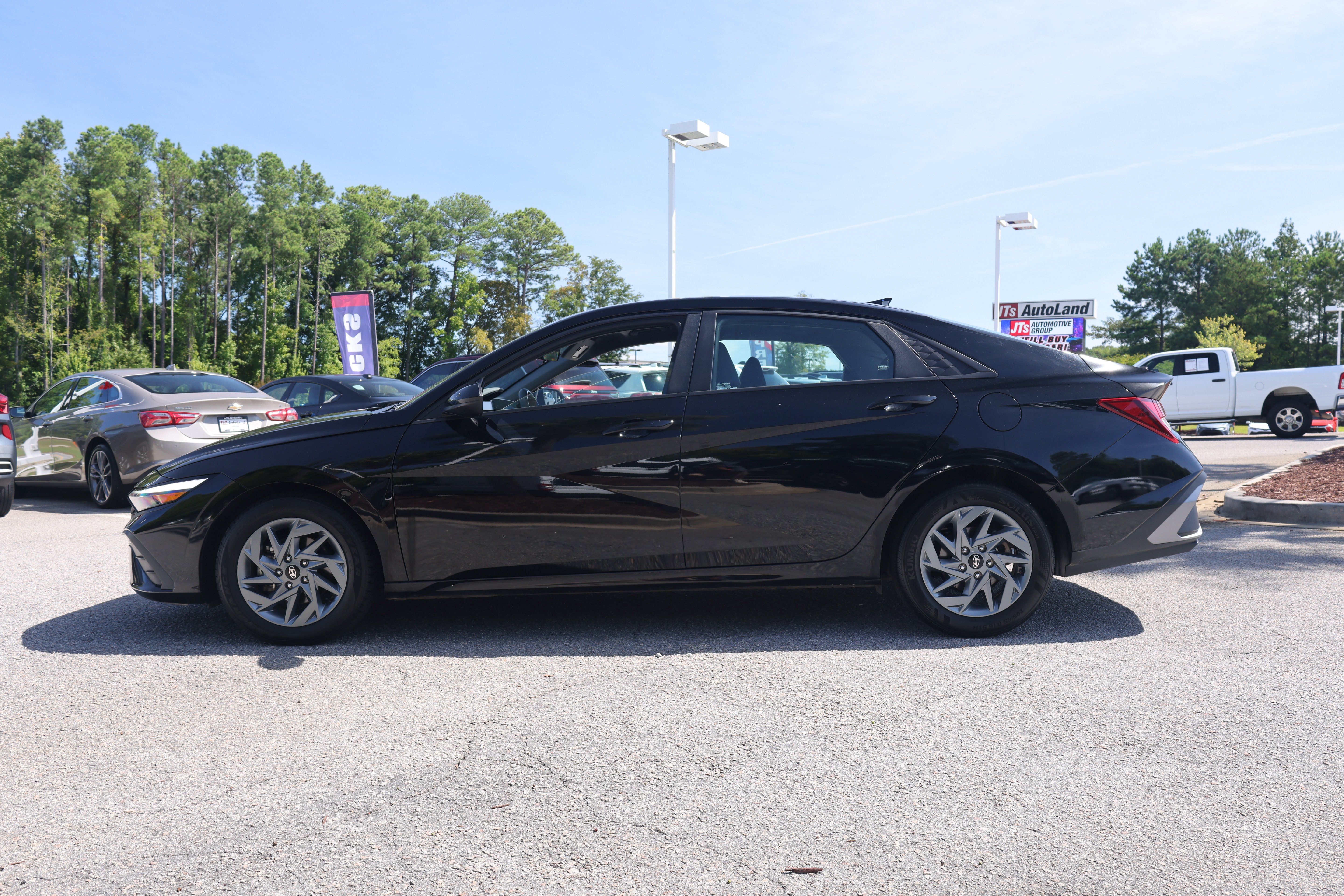 Used 2024 Hyundai Elantra SEL FWD image 2
